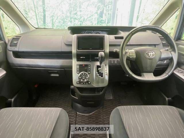 Toyota VOXY 2011-12 336596-1