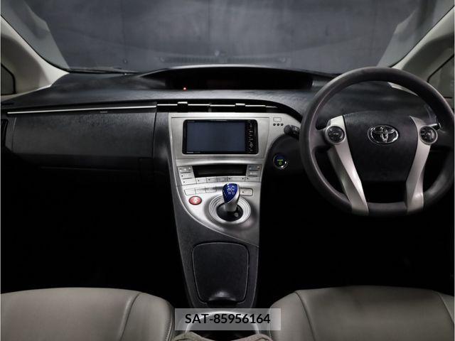 Toyota PRIUS 2013-06 282114-1