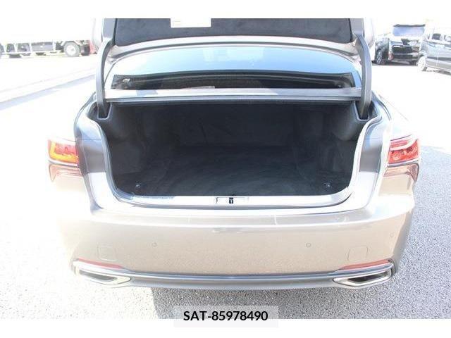 Lexus LS 2021-04 275816-17