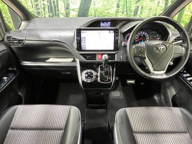 Toyota VOXY 2018-03 17822-1