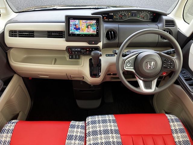 Honda N BOX 2019-02 192858-1