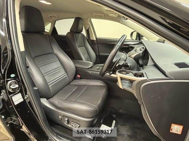 Lexus NX 2016-02 300543-4