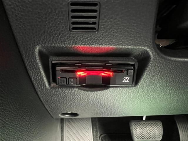 Toyota VOXY HYBRID 2022-05 196317-19