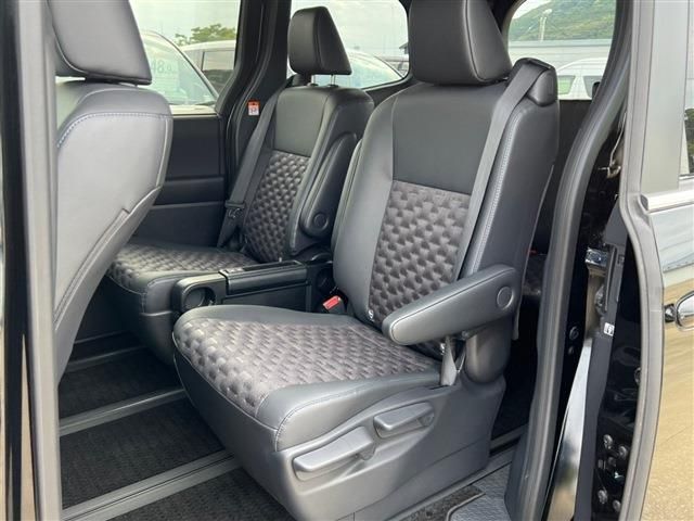 Toyota VOXY HYBRID 2022-05 196317-2