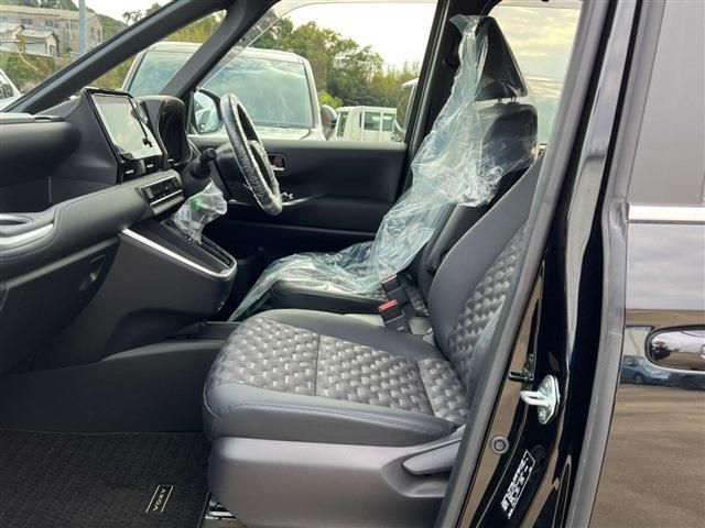 Toyota VOXY HYBRID 2022-05 196317-1