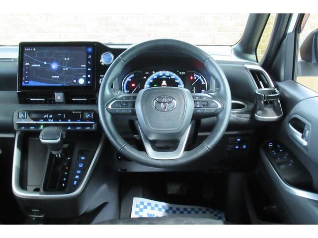 Toyota VOXY HYBRID 2022-03 28462-17