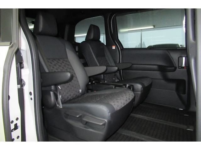 Toyota VOXY HYBRID 2022-03 28462-10
