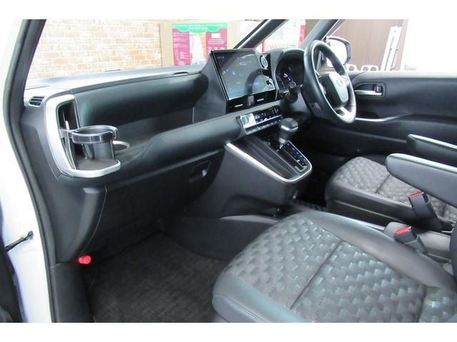Toyota VOXY HYBRID 2022-03 28462-5