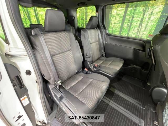 Toyota VOXY 2018-03 332283-9