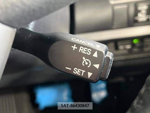 Toyota VOXY 2018-03 332283-7