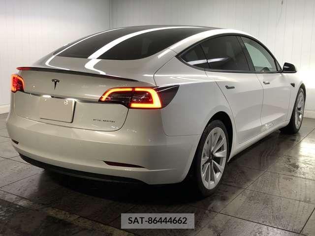 Tesla MODEL 3 2021-12 231568-11