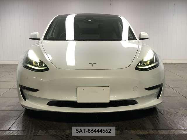 Tesla MODEL 3 2021-12 231568-9