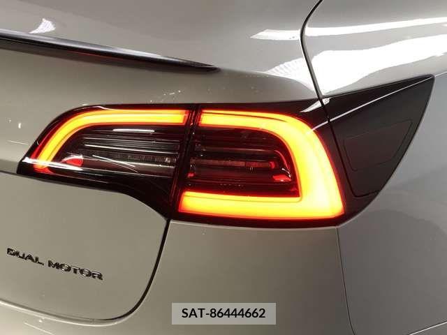 Tesla MODEL 3 2021-12 231568-7