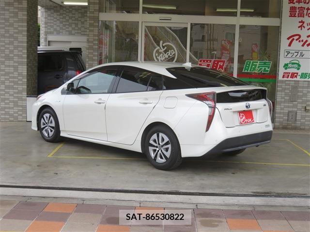 Toyota PRIUS 2017-06 322379-1
