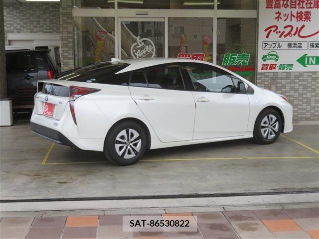 Toyota PRIUS 2017-06 322379-3