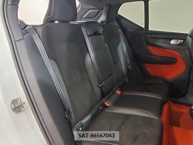 Volvo XC40 2018-07 290660-5