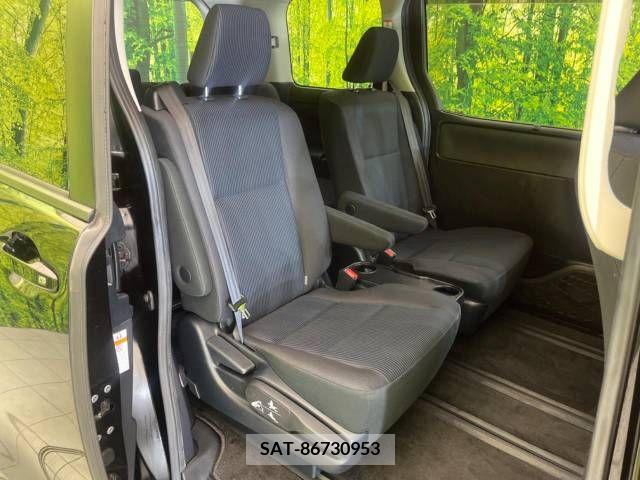 Toyota NOAH 2017-05 279497-9