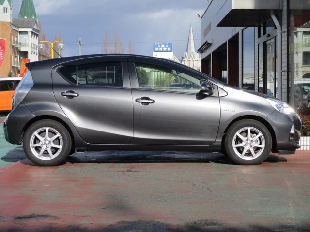 Toyota AQUA 2012-06 8017-4