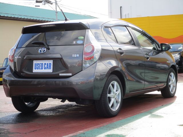 Toyota AQUA 2012-06 8017-2