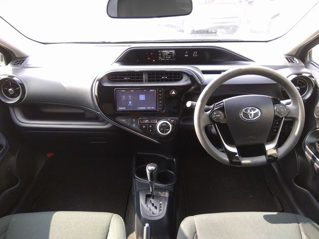 Toyota AQUA 2019-01 21049-2