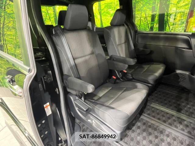 Toyota VOXY 2018-08 213086-9