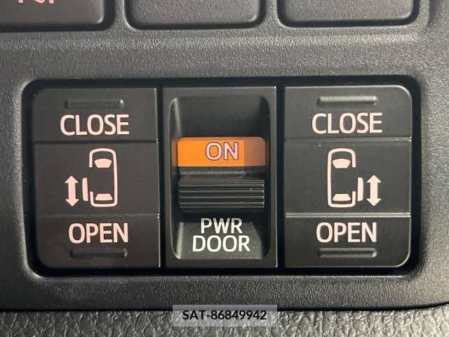 Toyota VOXY 2018-08 213086-5