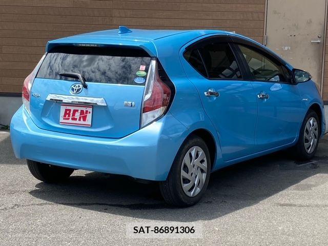 Toyota AQUA 2015-08 345930-2