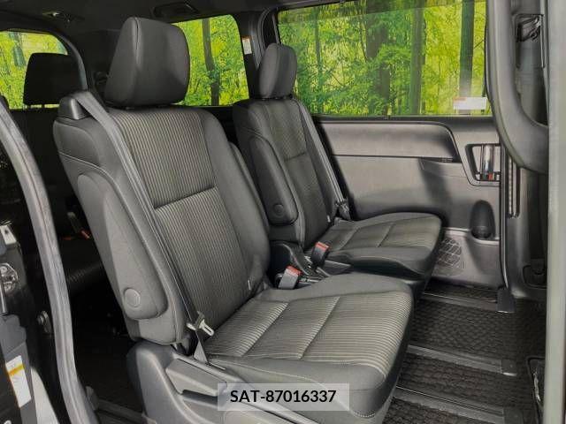 Toyota VOXY 2019-08 370414-9