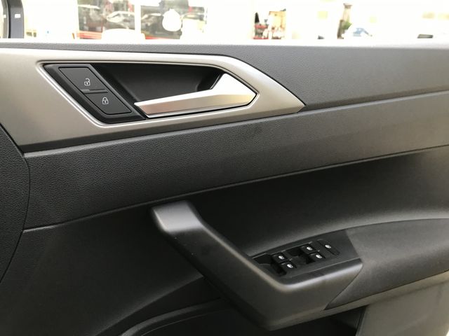 VolksWagen POLO 2019-09 13239-23