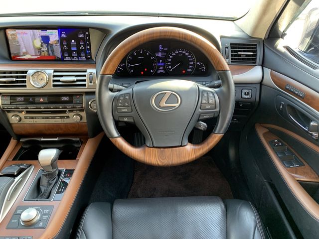 Lexus LS 2017-05 186562-3