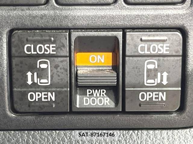 Toyota NOAH 2017-06 365131-3