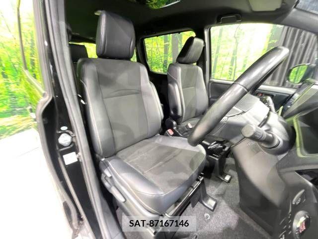 Toyota NOAH 2017-06 365131-8