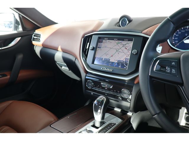Maserati GHIBLI 2016-06 192837-14