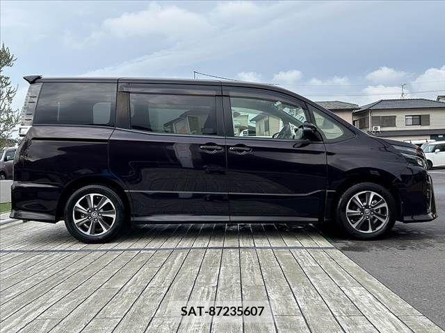 Toyota VOXY 2019-06 336699-11