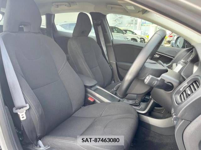 Volvo V40 2018-06 288675-11