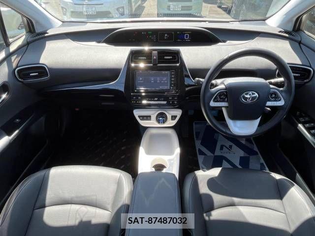 Toyota PRIUS 2017-06 382881-1
