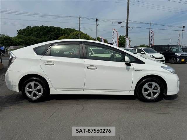 Toyota PRIUS 2014-08 282072-11