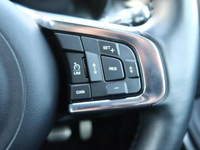 Jaguar E-PACE 2018-09 20957-4