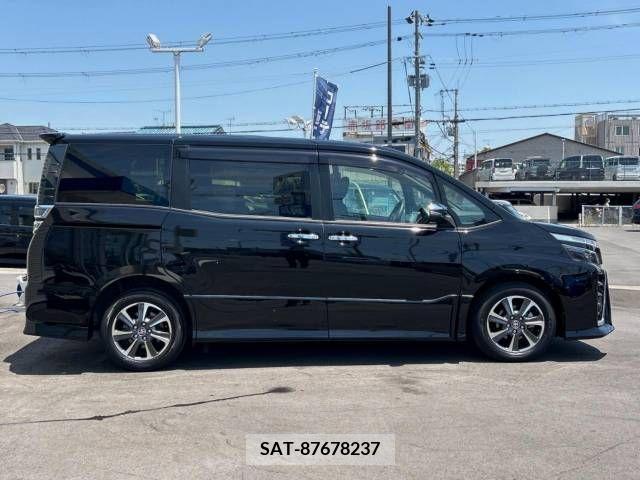 Toyota VOXY 2019-04 385769-17