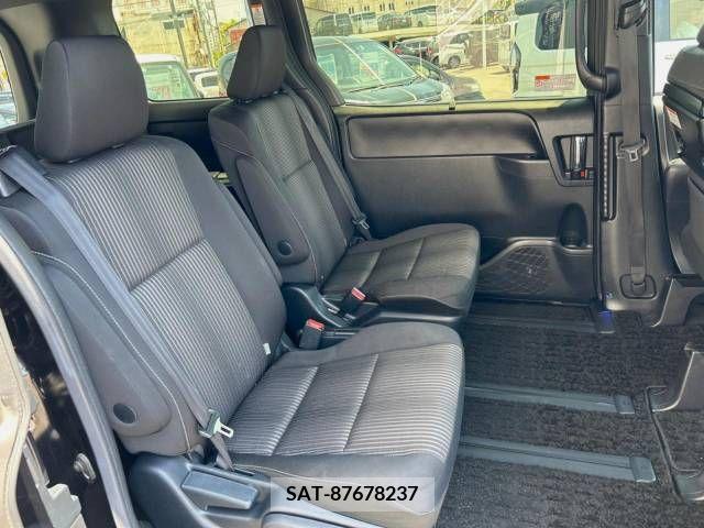 Toyota VOXY 2019-04 385769-11