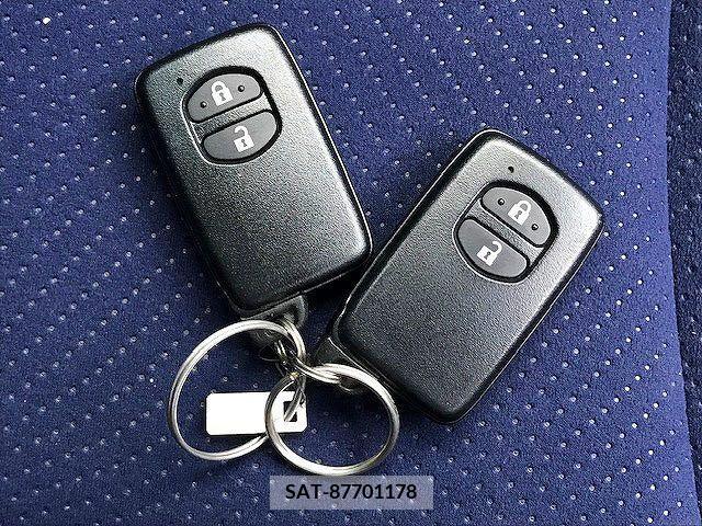 Toyota PRIUS 2013-08 366506-21