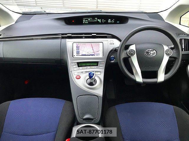 Toyota PRIUS 2013-08 366506-1