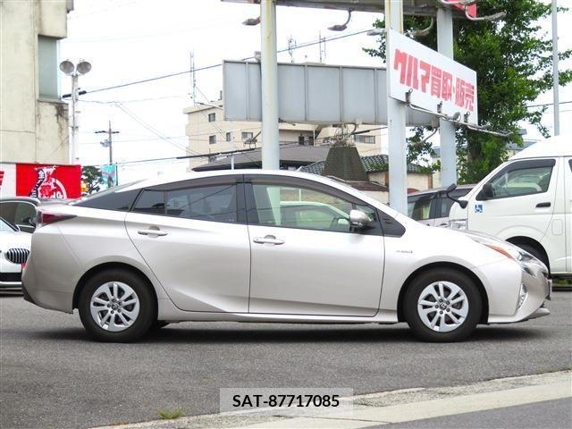 Toyota PRIUS 2016-01 322330-3