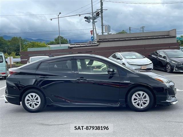 Toyota PRIUS 2017-08 282133-3