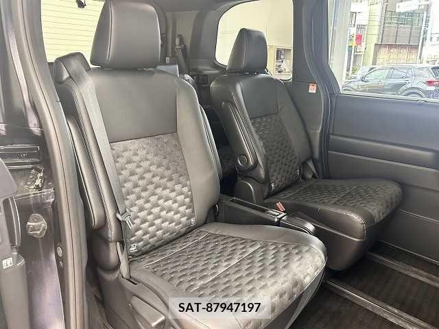 Toyota VOXY 2022-08 313564-8