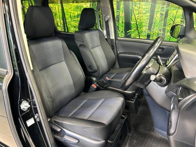Toyota VOXY 2015-02 21736-8