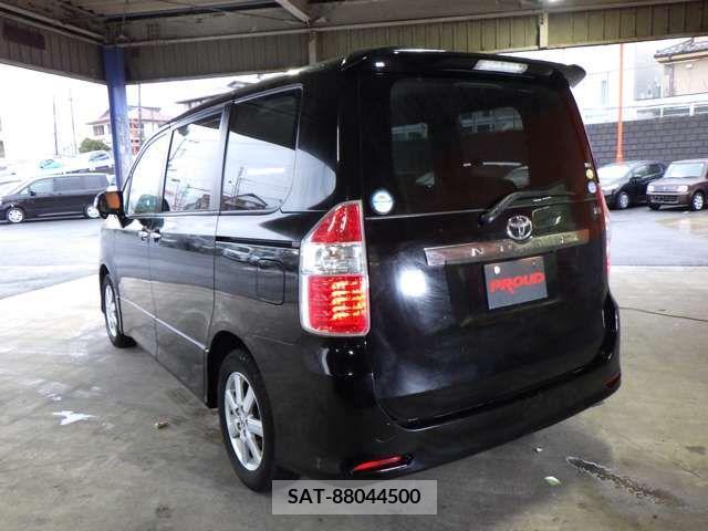 Toyota NOAH 2008-09 221068-7