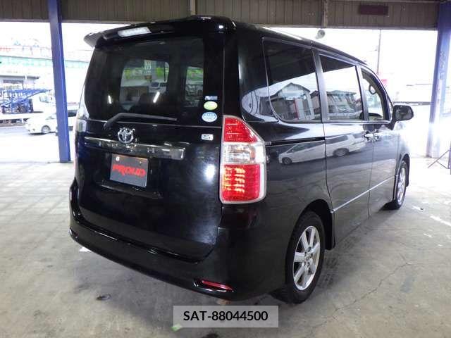 Toyota NOAH 2008-09 221068-5