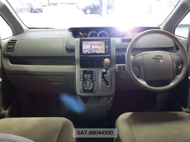 Toyota NOAH 2008-09 221068-1