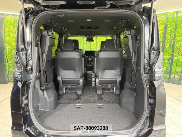 Toyota VOXY 2023-03 215472-11